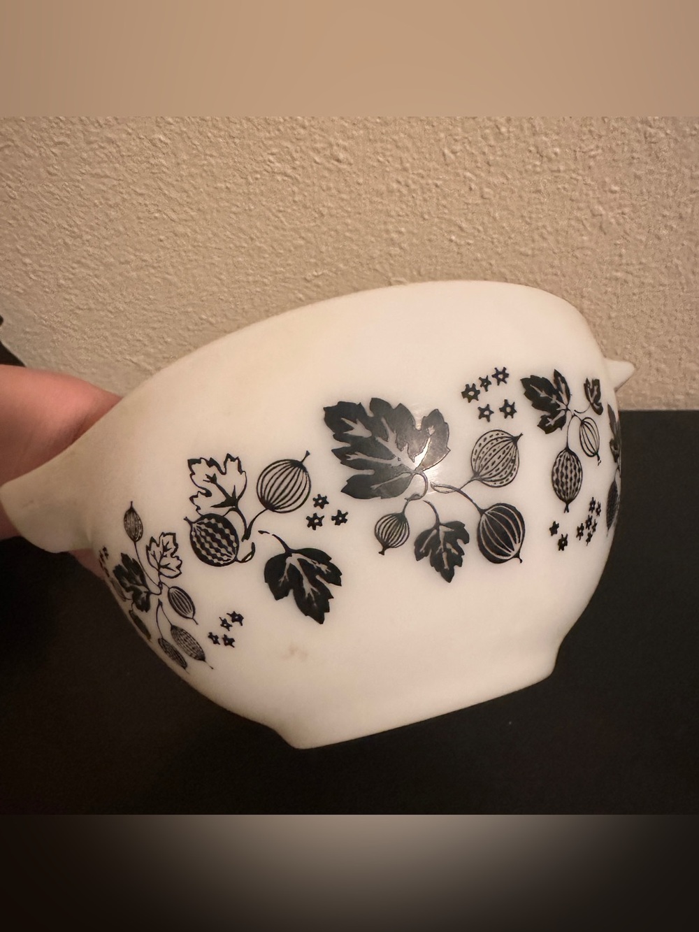 Vintage Pyrex Black & White GOOSEBERRY Cinderella Bowl 1 1/2 Quart 6” Diameter
